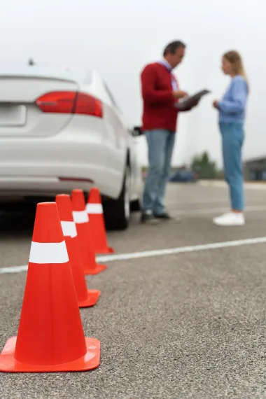 Profesionales trabajando en equipo en seguridad vial y SG-SST